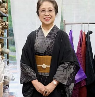 黒の着物ジレをお召しの女性 半身 黒の着物ジレをお召しの女性 半身