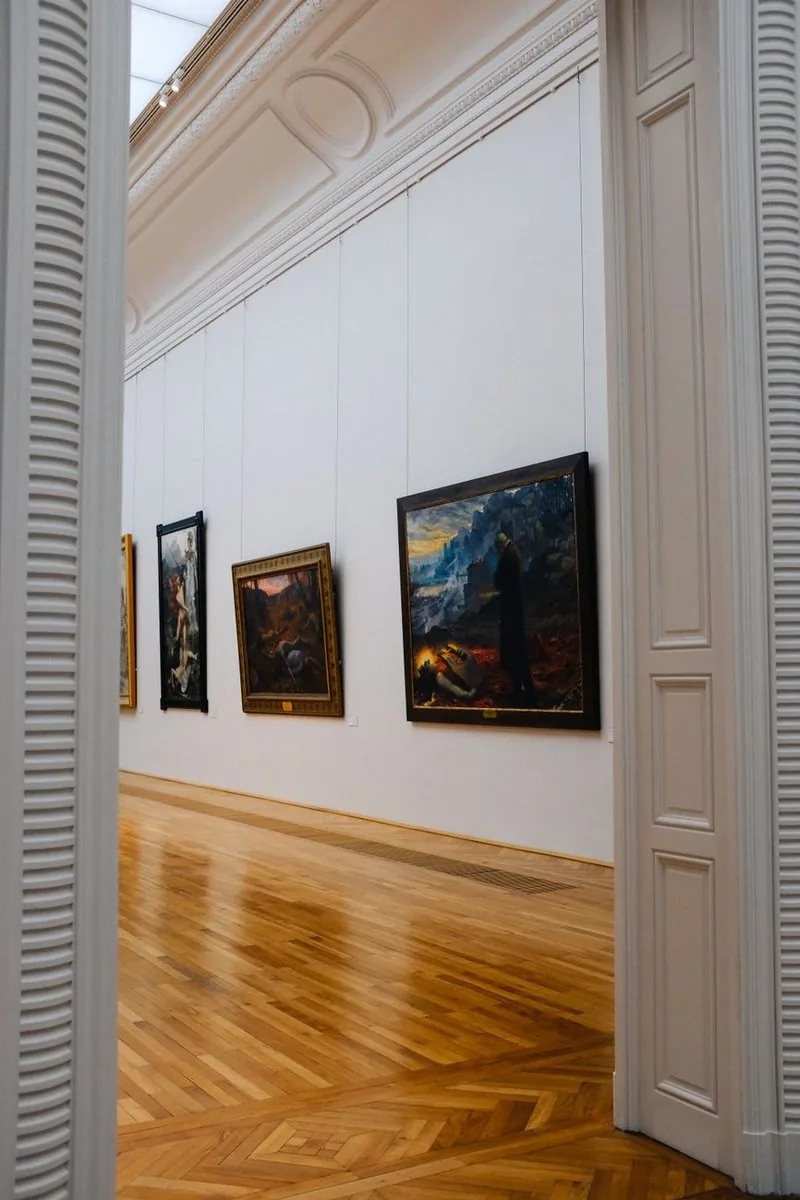 東京国立近代美術館 絵画が並ぶ美術館の展示室(イメージ)